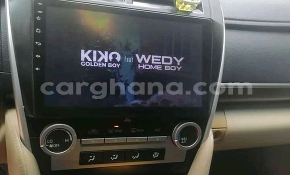 Ra Àlòkù Toyota Camry funfun Ọkọ̀ in Accra ni Greater Accra Ra Àlòkù Toyota Camry funfun Ọkọ̀ in Accra ni Greater Accra