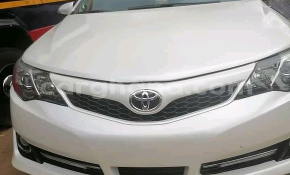 Ra Àlòkù Toyota Camry funfun Ọkọ̀ in Accra ni Greater Accra Ra Àlòkù Toyota Camry funfun Ọkọ̀ in Accra ni Greater Accra