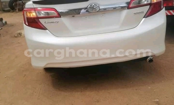 Ra Àlòkù Toyota Camry funfun Ọkọ̀ in Accra ni Greater Accra Ra Àlòkù Toyota Camry funfun Ọkọ̀ in Accra ni Greater Accra