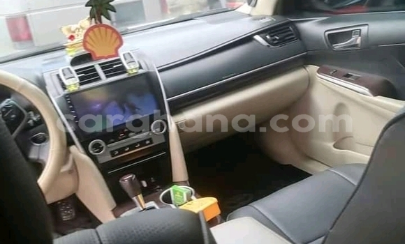 Ra Àlòkù Toyota Camry funfun Ọkọ̀ in Accra ni Greater Accra Ra Àlòkù Toyota Camry funfun Ọkọ̀ in Accra ni Greater Accra