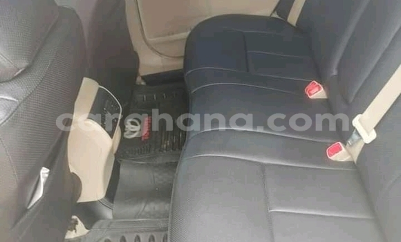 Ra Àlòkù Toyota Camry funfun Ọkọ̀ in Accra ni Greater Accra Ra Àlòkù Toyota Camry funfun Ọkọ̀ in Accra ni Greater Accra