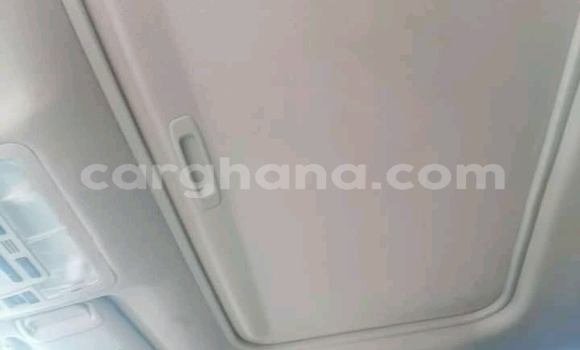 Ra Àlòkù Toyota Camry funfun Ọkọ̀ in Accra ni Greater Accra Ra Àlòkù Toyota Camry funfun Ọkọ̀ in Accra ni Greater Accra