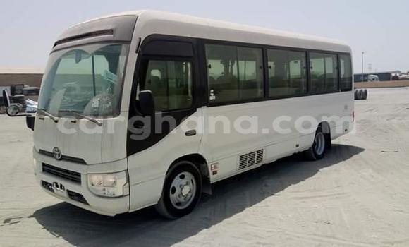 Ra Àlòkù Toyota Coaster funfun Ọkọ̀ in Awutu Senya ni Aarin