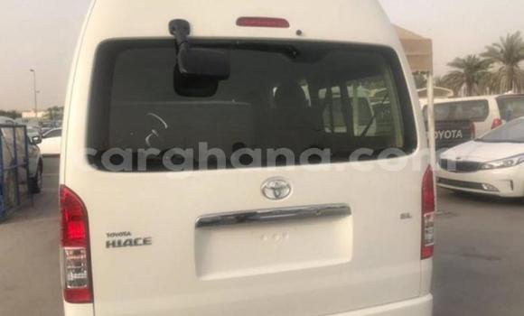 Ra Imported Toyota Commuter funfun Ọkọ̀ in Awutu Senya ni Aarin