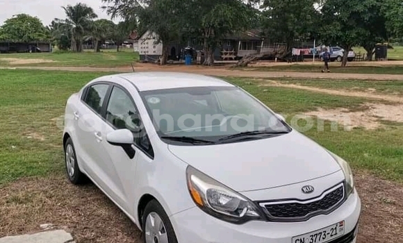 Ra Àlòkù Kia Rio funfun Ọkọ̀ in Accra ni Greater Accra Ra Àlòkù Kia Rio funfun Ọkọ̀ in Accra ni Greater Accra