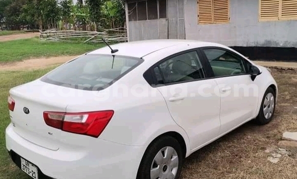 Ra Àlòkù Kia Rio funfun Ọkọ̀ in Accra ni Greater Accra Ra Àlòkù Kia Rio funfun Ọkọ̀ in Accra ni Greater Accra