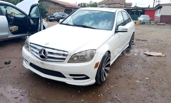 Sayi Na hannu Mercedes‒Benz 300CD White Mota in Accra a Greater Accra