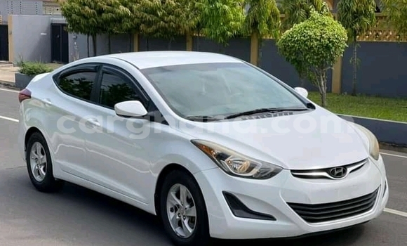 Sayi Na hannu Hyundai Elantra White Mota in Apam a Tsakiya Sayi Na hannu Hyundai Elantra White Mota in Apam a Tsakiya