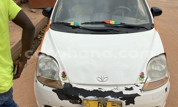 Sayi Na hannu Toyota Matrix White Mota in Accra a Greater Accra