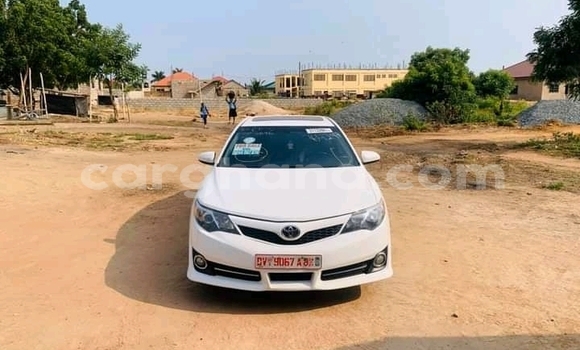 Ra Àlòkù Toyota Camry funfun Ọkọ̀ in Accra ni Greater Accra