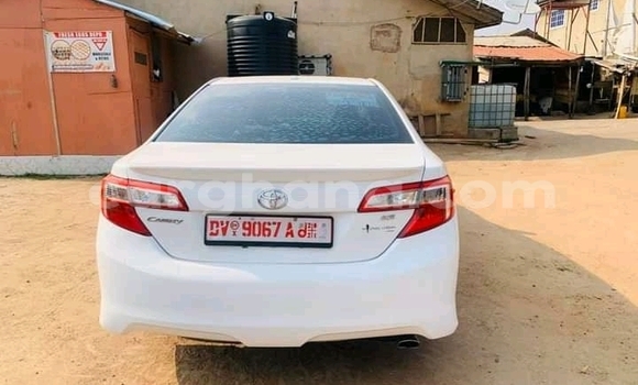 Ra Àlòkù Toyota Camry funfun Ọkọ̀ in Accra ni Greater Accra Ra Àlòkù Toyota Camry funfun Ọkọ̀ in Accra ni Greater Accra