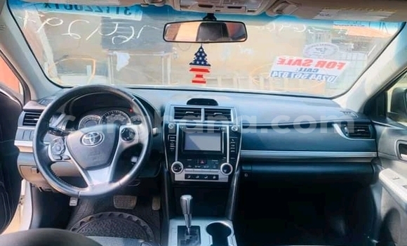 Ra Àlòkù Toyota Camry funfun Ọkọ̀ in Accra ni Greater Accra Ra Àlòkù Toyota Camry funfun Ọkọ̀ in Accra ni Greater Accra