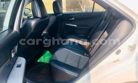 Ra Àlòkù Toyota Camry funfun Ọkọ̀ in Accra ni Greater Accra Ra Àlòkù Toyota Camry funfun Ọkọ̀ in Accra ni Greater Accra
