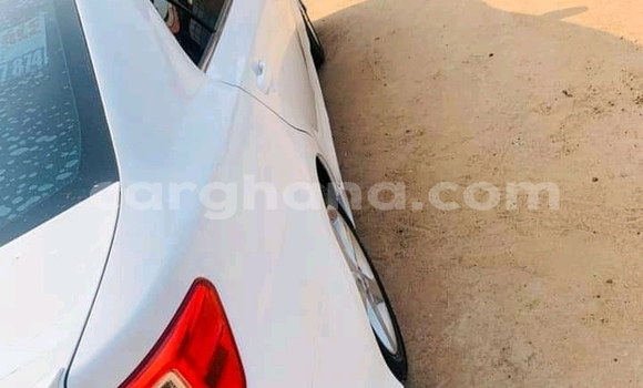Ra Àlòkù Toyota Camry funfun Ọkọ̀ in Accra ni Greater Accra Ra Àlòkù Toyota Camry funfun Ọkọ̀ in Accra ni Greater Accra