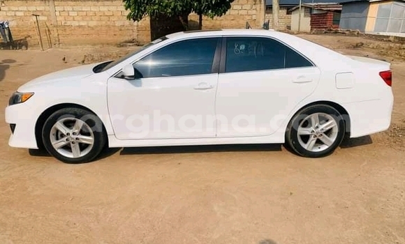 Ra Àlòkù Toyota Camry funfun Ọkọ̀ in Accra ni Greater Accra Ra Àlòkù Toyota Camry funfun Ọkọ̀ in Accra ni Greater Accra