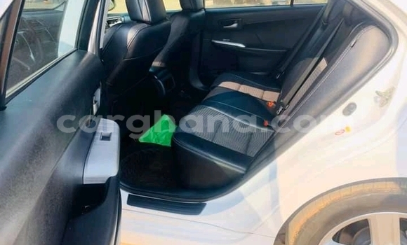 Ra Àlòkù Toyota Camry funfun Ọkọ̀ in Accra ni Greater Accra Ra Àlòkù Toyota Camry funfun Ọkọ̀ in Accra ni Greater Accra