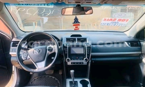 Ra Àlòkù Toyota Camry funfun Ọkọ̀ in Accra ni Greater Accra Ra Àlòkù Toyota Camry funfun Ọkọ̀ in Accra ni Greater Accra