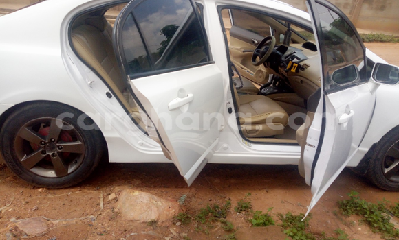 Sayi Na hannu Honda Civic White Mota in Accra a Greater Accra