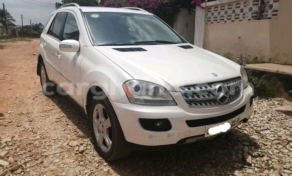 Ra Àlòkù Mercedes‒Benz M–Class funfun Ọkọ̀ in Accra ni Greater Accra