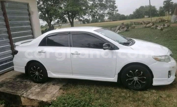 Ra Àlòkù Toyota Corolla funfun Ọkọ̀ in Accra ni Greater Accra