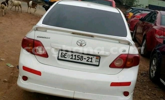 Sayi Na hannu Toyota Corolla White Mota in Accra a Greater Accra