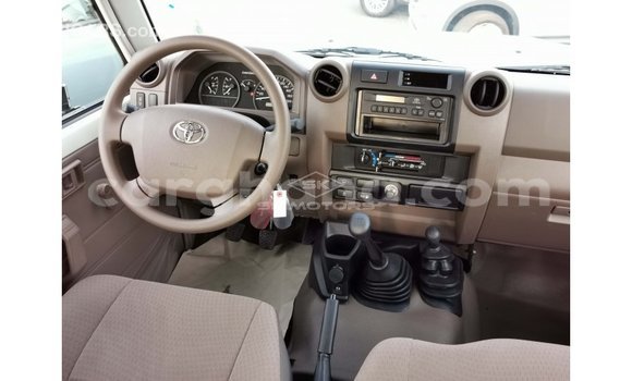 Sayi Imported Toyota Land Cruiser White Mota in Import - Dubai a Ashanti Sayi Imported Toyota Land Cruiser White Mota in Import - Dubai a Ashanti