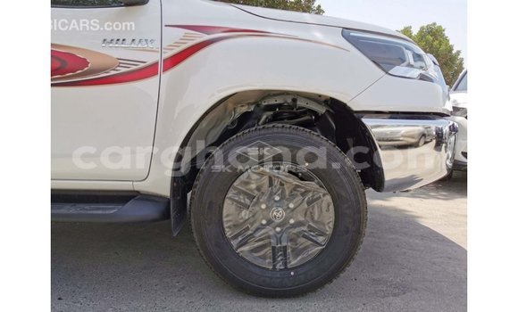 Sayi Imported Toyota Hilux White Mota in Import - Dubai a Ashanti Sayi Imported Toyota Hilux White Mota in Import - Dubai a Ashanti
