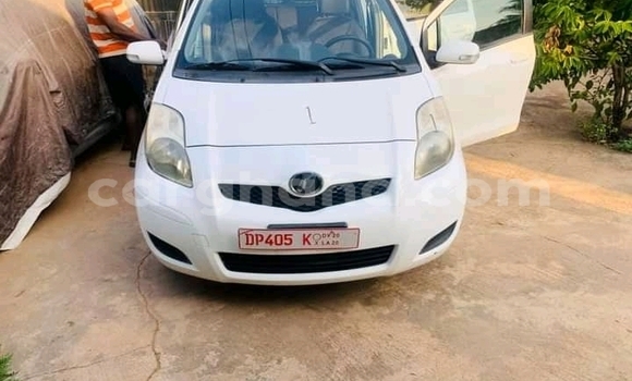 Ra Àlòkù Toyota Vitz funfun Ọkọ̀ in Accra ni Greater Accra