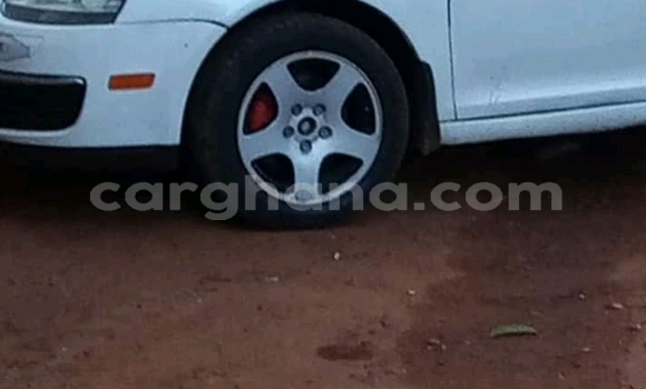 Ra Àlòkù Volkswagen Jetta funfun Ọkọ̀ in Accra ni Greater Accra Ra Àlòkù Volkswagen Jetta funfun Ọkọ̀ in Accra ni Greater Accra