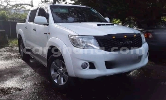 Ra Àlòkù Toyota Hilux funfun Ọkọ̀ in Accra ni Greater Accra