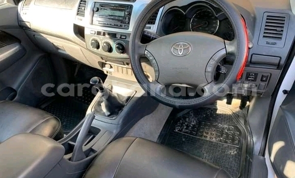 Sayi Na hannu Toyota Hilux White Mota in Accra a Greater Accra Sayi Na hannu Toyota Hilux White Mota in Accra a Greater Accra