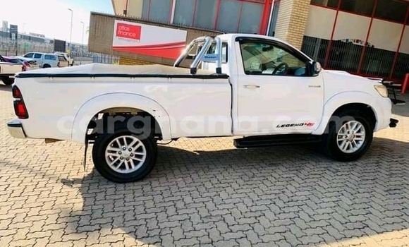 Sayi Na hannu Toyota Hilux White Mota in Accra a Greater Accra Sayi Na hannu Toyota Hilux White Mota in Accra a Greater Accra