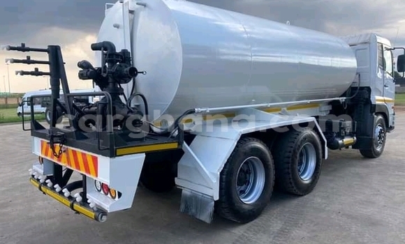 Ra Àlòkù Nissan 370Z funfun Ọkọ̀ in Accra ni Greater Accra Ra Àlòkù Nissan 370Z funfun Ọkọ̀ in Accra ni Greater Accra