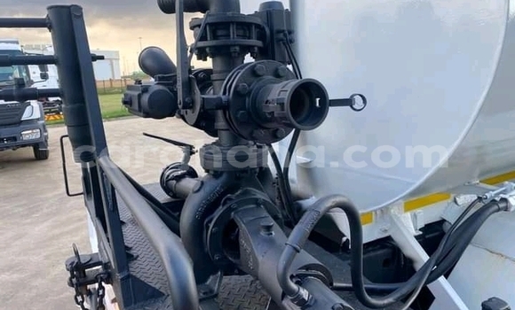 Ra Àlòkù Nissan 370Z funfun Ọkọ̀ in Accra ni Greater Accra Ra Àlòkù Nissan 370Z funfun Ọkọ̀ in Accra ni Greater Accra