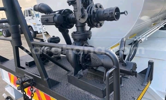 Ra Àlòkù Nissan 370Z funfun Ọkọ̀ in Accra ni Greater Accra Ra Àlòkù Nissan 370Z funfun Ọkọ̀ in Accra ni Greater Accra