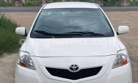 Ra Àlòkù Toyota Yaris funfun Ọkọ̀ in Accra ni Greater Accra