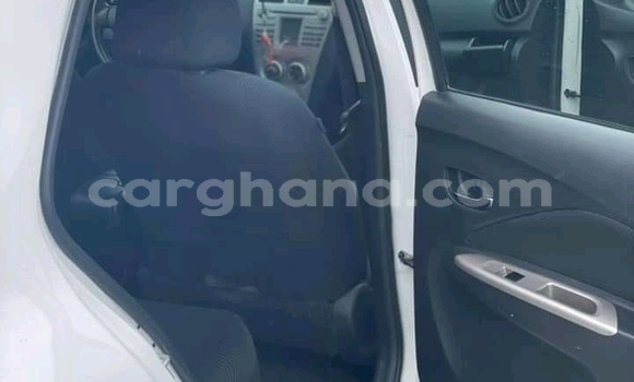 Ra Àlòkù Toyota Yaris funfun Ọkọ̀ in Accra ni Greater Accra Ra Àlòkù Toyota Yaris funfun Ọkọ̀ in Accra ni Greater Accra