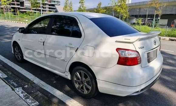 Ra Àlòkù Toyota Vios funfun Ọkọ̀ in Accra ni Greater Accra Ra Àlòkù Toyota Vios funfun Ọkọ̀ in Accra ni Greater Accra