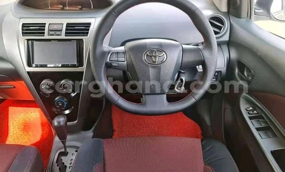 Ra Àlòkù Toyota Vios funfun Ọkọ̀ in Accra ni Greater Accra Ra Àlòkù Toyota Vios funfun Ọkọ̀ in Accra ni Greater Accra