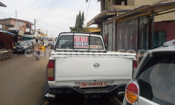 Sayi Na hannu Nissan Hardbody White Mota in Accra a Greater Accra