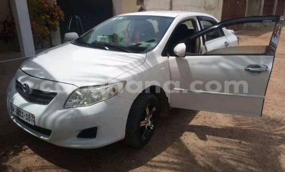 Ra Àlòkù Toyota Corolla funfun Ọkọ̀ in Accra ni Greater Accra
