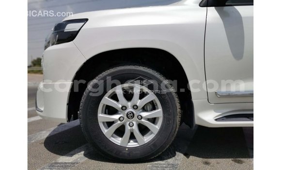 Sayi Imported Toyota Land Cruiser White Mota in Import - Dubai a Ashanti Sayi Imported Toyota Land Cruiser White Mota in Import - Dubai a Ashanti