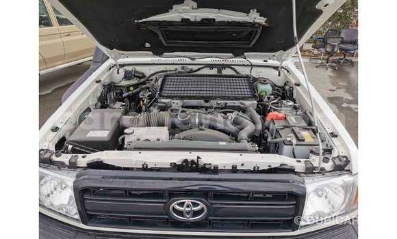 Sayi Imported Toyota Land Cruiser White Mota in Import - Dubai a Ashanti Sayi Imported Toyota Land Cruiser White Mota in Import - Dubai a Ashanti