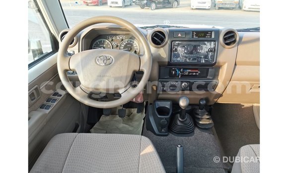 Sayi Imported Toyota Land Cruiser White Mota in Import - Dubai a Ashanti Sayi Imported Toyota Land Cruiser White Mota in Import - Dubai a Ashanti