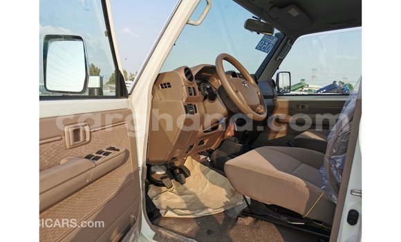 Sayi Imported Toyota Land Cruiser White Mota in Import - Dubai a Ashanti Sayi Imported Toyota Land Cruiser White Mota in Import - Dubai a Ashanti