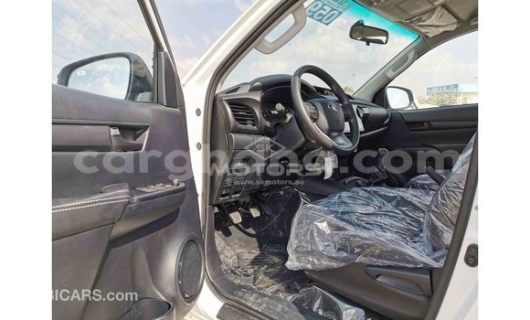 Sayi Imported Toyota Hilux White Mota in Import - Dubai a Ashanti Sayi Imported Toyota Hilux White Mota in Import - Dubai a Ashanti