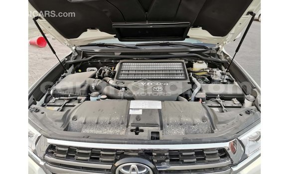 Sayi Imported Toyota Land Cruiser White Mota in Import - Dubai a Ashanti Sayi Imported Toyota Land Cruiser White Mota in Import - Dubai a Ashanti