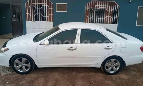 Ra Àlòkù Toyota Camry funfun Ọkọ̀ in Accra ni Greater Accra Ra Àlòkù Toyota Camry funfun Ọkọ̀ in Accra ni Greater Accra