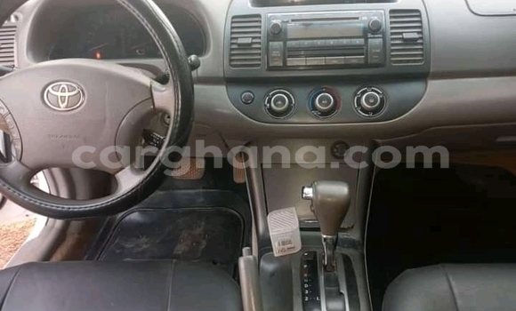 Ra Àlòkù Toyota Camry funfun Ọkọ̀ in Accra ni Greater Accra Ra Àlòkù Toyota Camry funfun Ọkọ̀ in Accra ni Greater Accra