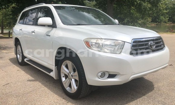 Ra Àlòkù Toyota Highlander funfun Ọkọ̀ in Accra ni Greater Accra Ra Àlòkù Toyota Highlander funfun Ọkọ̀ in Accra ni Greater Accra
